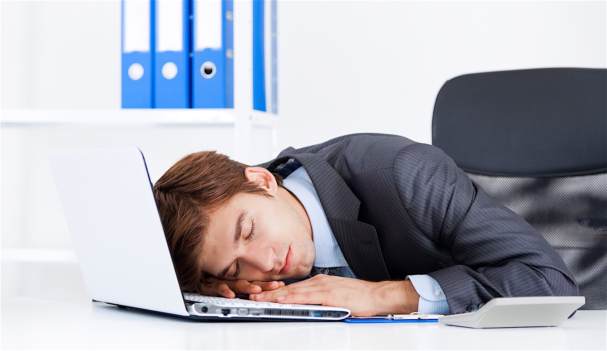 Соответствовать устал. Спящий человек за компьютером. Спящий человек на рабочем месте. Сонный работник.